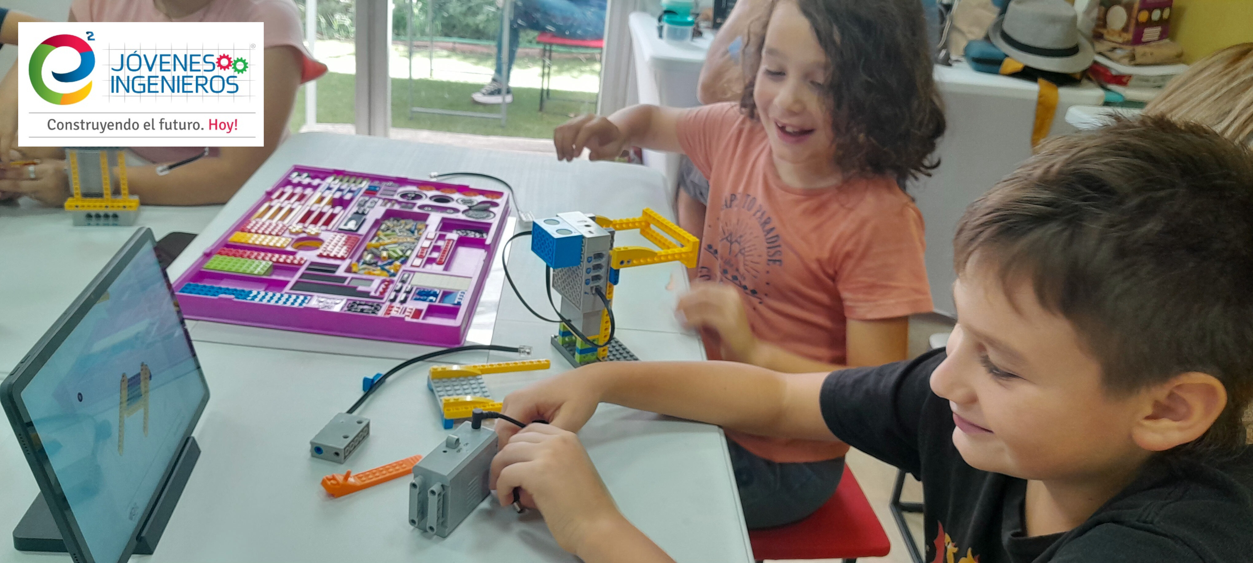 Hermanos trabajando robots-2